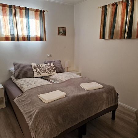 Husid Guesthouse Рейкхольт Экстерьер фото
