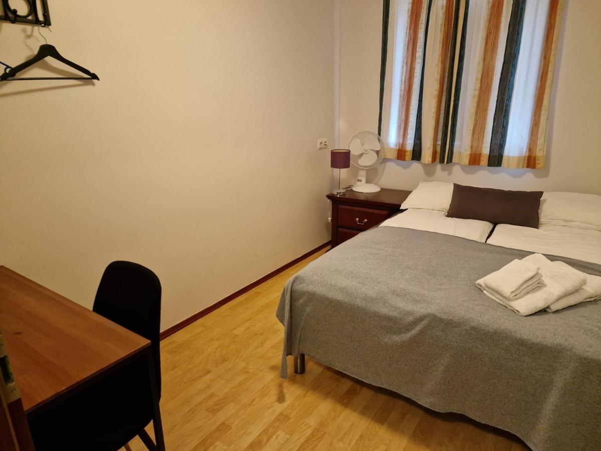 Husid Guesthouse Рейкхольт Экстерьер фото