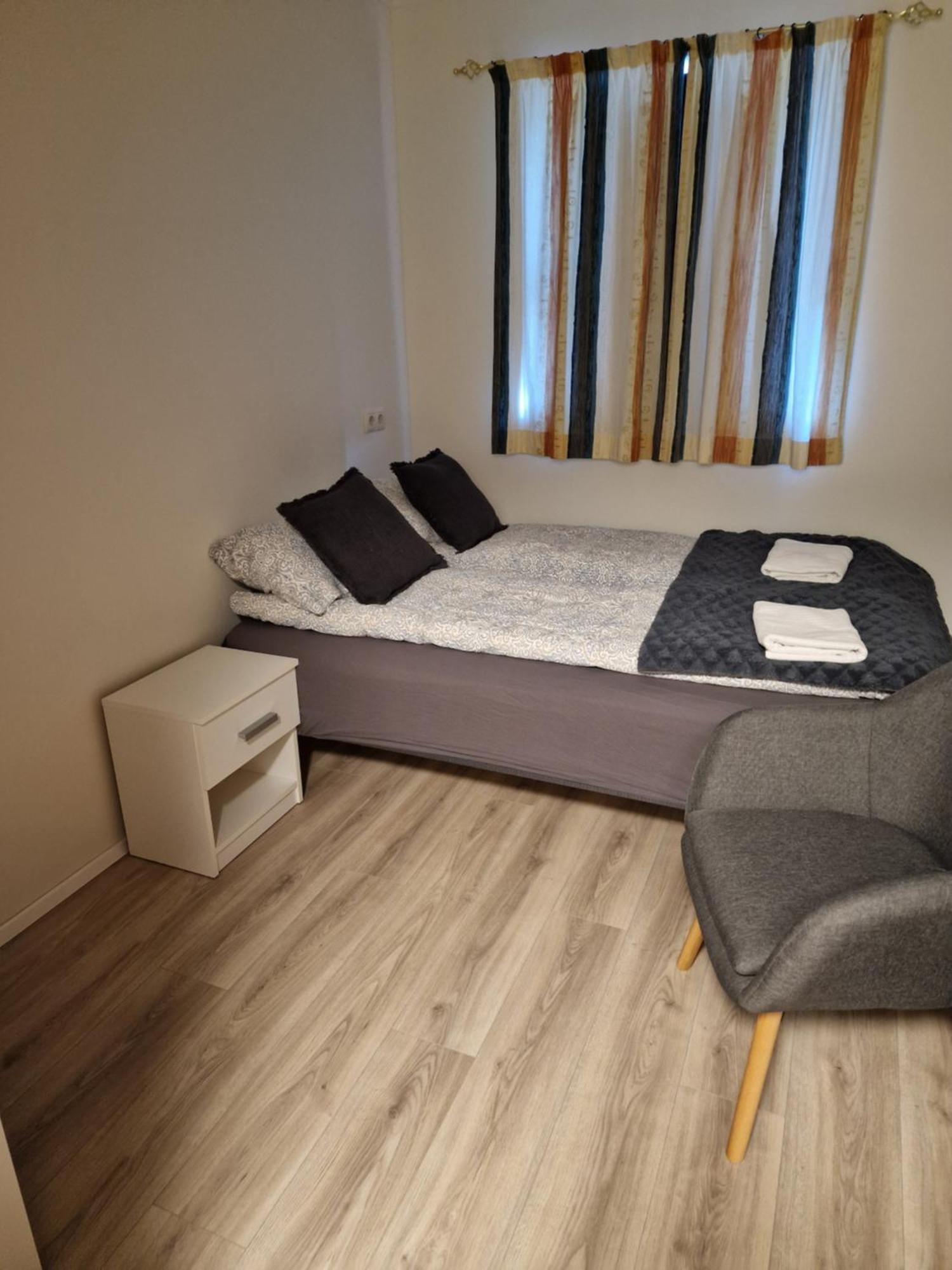 Husid Guesthouse Рейкхольт Экстерьер фото
