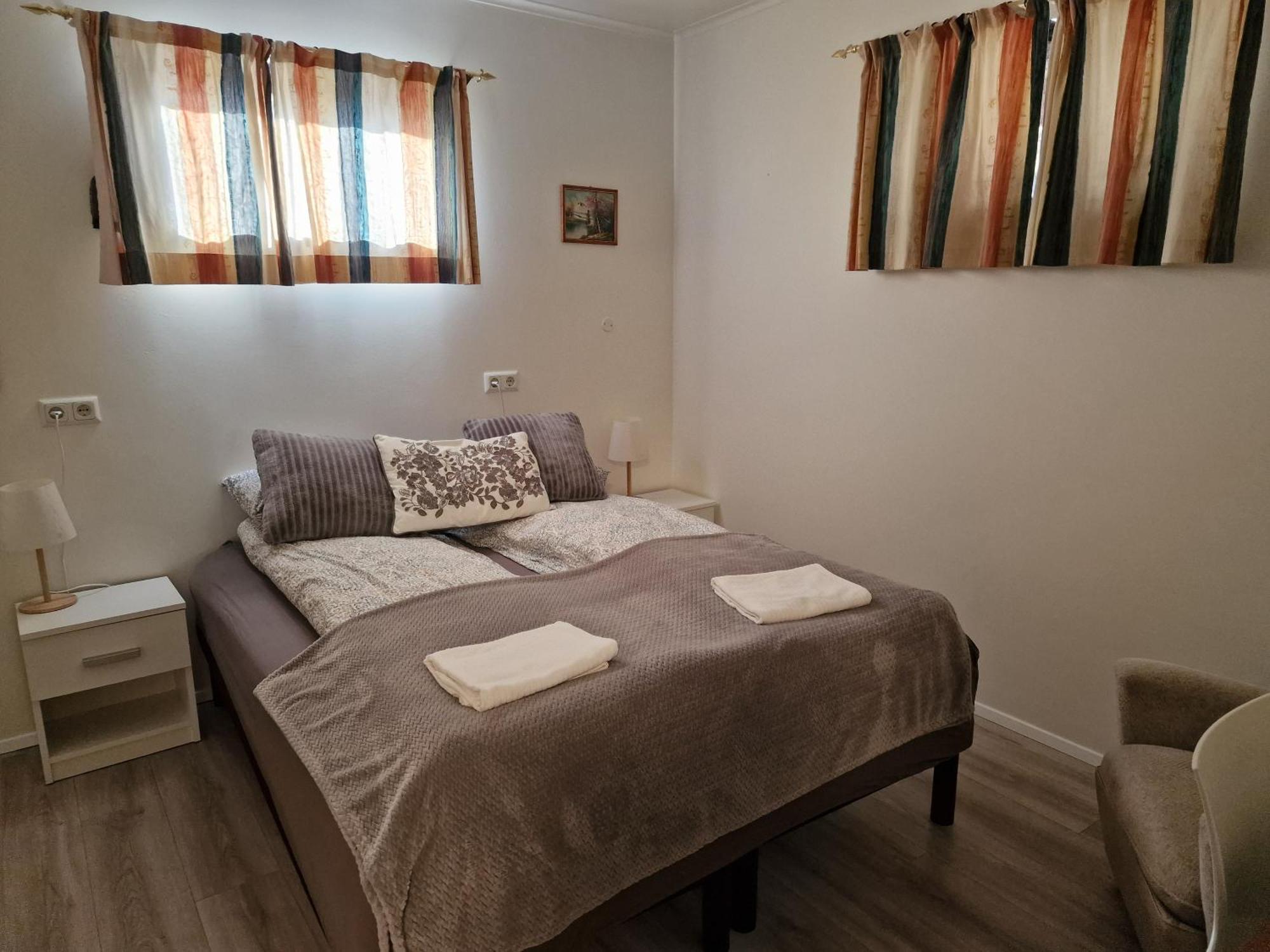 Husid Guesthouse Рейкхольт Экстерьер фото